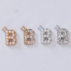 Detailansicht der DIY Alphabet B Anhänger mit Perlen und Straß in Gold und Silber