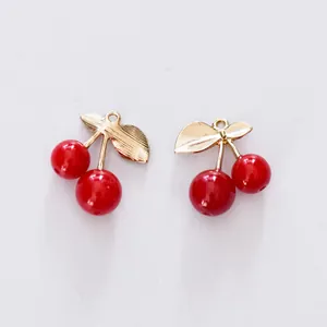 Detailansicht roter Kirsch-Anhänger mit goldenen Metallblättern für DIY-Schmuck