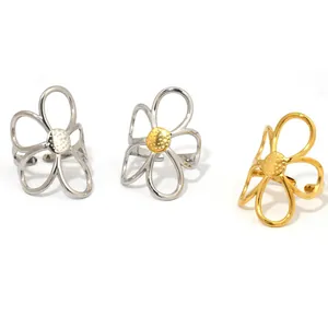Trois bagues fleurs évidées en argent, or et bicolore avec un design ajustable