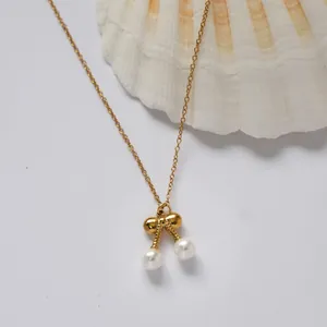 Halskette mit 18K Goldbeschichtung, Kirschanhänger aus Perlen und feiner goldener Kette