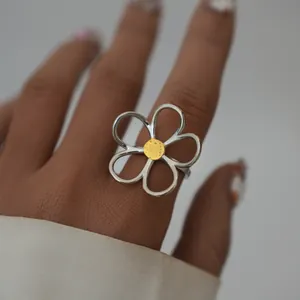Bague marguerite évidée en acier inoxydable doré 18K portée par un mannequin