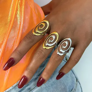 Set de tres anillos geométricos en espiral de acero inoxidable bañados en oro de 18 quilates