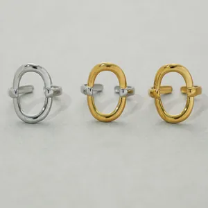Drie minimalistische ovale holle ringen in goud, zilver en tweekleurig gepolijst
