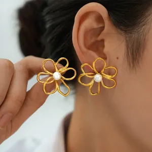 Orecchini a Bottone con Perla a Fiore Cavo in Acciaio Inossidabile 304 Placcato Oro per Donna Gioielli per Orecchie Design Minimalista