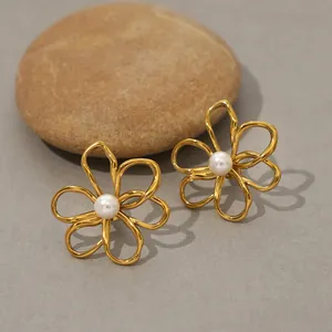 Orecchini a perno a fiore cavo placcati in oro con perla centrale su pietra