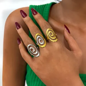 Detalle de anillos en espiral de oro, plata y bicolor con acabado pulido brillante