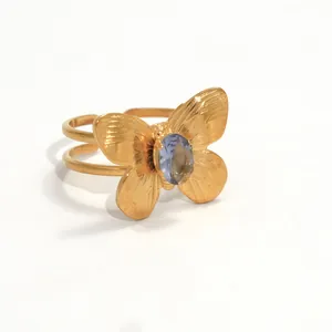 Elegante anello a farfalla dorato con zircone blu e design a doppia fascia