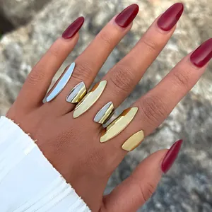 Geometrische Schildringe in Gold und Silber mit polierter Oberfläche und offenem Design