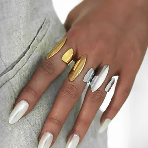 Minimalistische geometrische Ringe in Gold und Silber auf einem Modell gezeigt