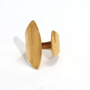 Minimalistischer goldener geometrischer Ring mit polierter Oberfläche für Mode