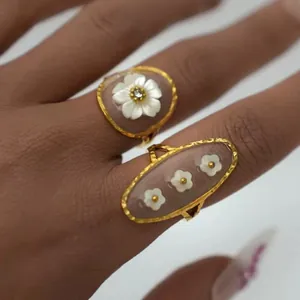 Bague vintage française en acier doré avec motifs fleurs blanches sur base en résine