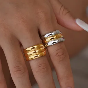 Moderne brede bandringen met gegroefde golftextuur in goud en zilver voor dames