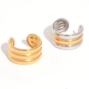 Minimalistische goud-zilveren open ring met een strak drielaags metalen boogontwerp