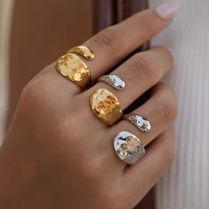 Anelli aperti regolabili minimalisti con trama martellata lavica irregolare in oro e argento