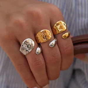 Anelli minimalisti stropicciati irregolari in oro e argento con trama in metallo fuso