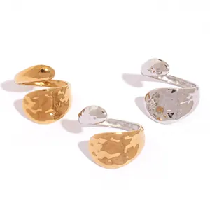 Set di anelli aperti minimalisti con finitura martellata irregolare oro e argento