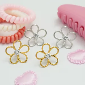 Orecchini a perno a margherita traforati con zircone in finitura oro e argento