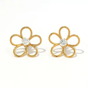 Orecchini a margherita traforati in oro con zirconi ed elegante design a cinque petali