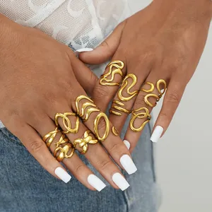 Modieuze holle gouden geometrische ringenset met gepolijste metalen textuur dames