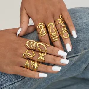 Chique holle gouden ringenset met geometrische en abstracte ontwerpen op de hand