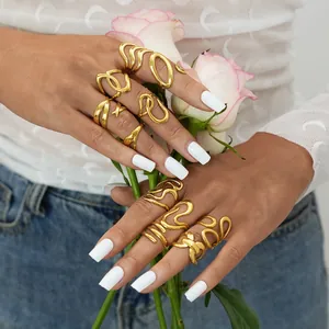 Minimalistische gouden holle geometrische ringenset met vintage metalen textuur