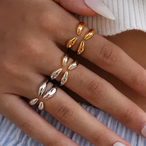 Anillo ajustable irregular en oro y plata con diseño minimalista de gota de agua