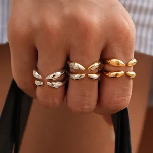 Anillos abiertos ajustables irregulares en oro y plata usados por una modelo