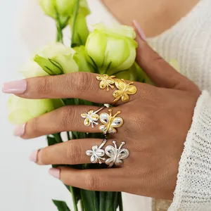 Détails de bagues papillon de luxe en or et argent avec accessoires floraux élégants