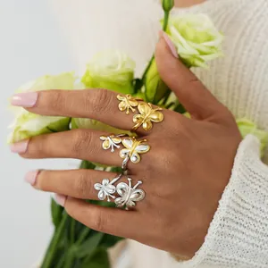 Bagues papillon élégantes en finitions or et argent avec des accents floraux