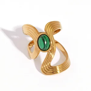 Minimalistische goudvergulde geometrische open ring met groene malachiet edelsteen