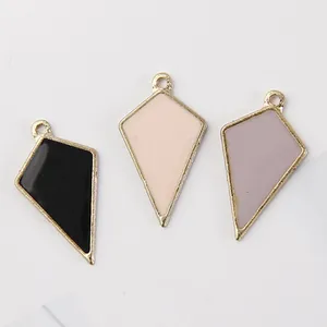 Minimalistische drachenförmige Metallanhänger mit Emaille-Füllung in Schwarz, Rosa und Grau