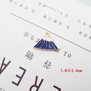 Macro-opname van 1,8x2,4cm Mount Fuji emaille hanger in blauw en wit met gouden rand
