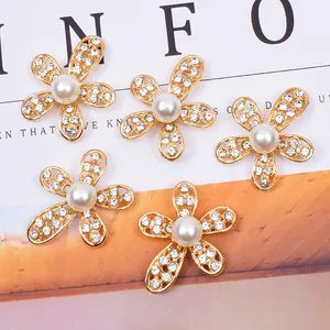Fünf goldene Blumenanhänger mit glitzernden Strasssteinen und weißen Perlen für DIY-Schmuck