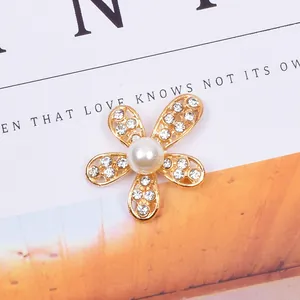 Edles Blumen-Accessoire aus Goldlegierung mit Strasssteinen und einer weißen Perle