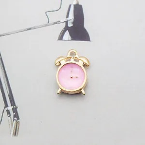 Detail eines rosa Wecker-Anhängers mit Goldlegierung und Aufhängering für DIY-Schmuck