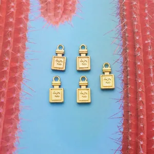 Cinq breloques bouteille de parfum en alliage doré mat pour la création de bijoux DIY
