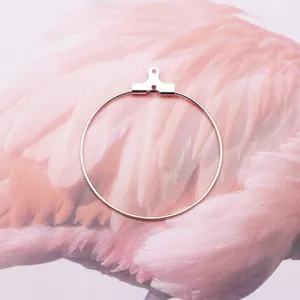 Vue macro d'un anneau de boucle d'oreille DIY argenté avec connecteur en T à deux trous