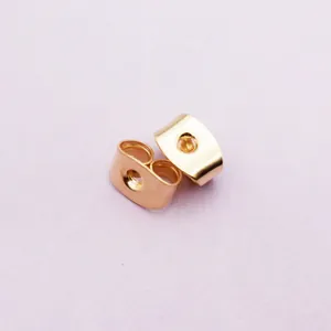 Vista macro de cierres de mariposa dorados para pendientes y accesorios de joyería DIY