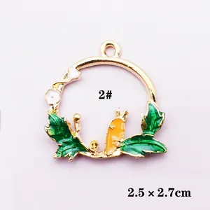 Detail eines 2,5x2,7 cm großen goldenen Hasenkranz-Anhängers mit grünen Blättern