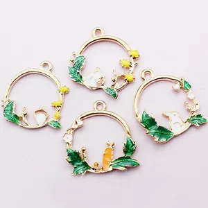 Goldenes Wald-Anhänger Set mit Emaille-Hase Eichhörnchen und Karotte Anhängern