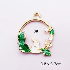 Detail eines Hasen-Emaille-Anhängers mit grünen Blättern und weißen Blumen, 2,2 x 2,7 cm