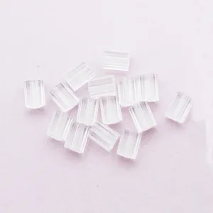 Cierres de silicona transparentes para pendientes sobre tela de color púrpura