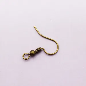 Détail macro de crochets de boucles d'oreilles en bronze antique avec ressort et bille