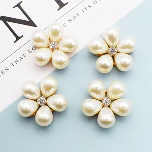 Elegante Perlenblüten-Anhänger mit Kristallmitte und Goldlegierung im 4er-Set für DIY