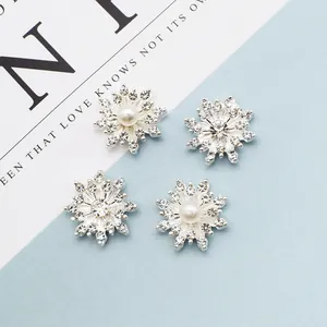 Silberne Schneeflocken-Anhänger mit Perlen und Strasssteinen für DIY Haarschmuck