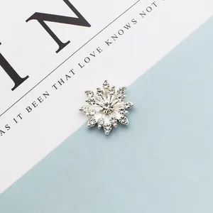 Makro-Detail von silbernen Schneeflocken-Ornament mit Strasssteinen und Perlen
