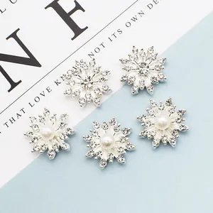 Fünf silberne Schneeflocken-Anhänger mit Strass und Perlen für DIY-Schmuckdesign