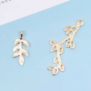 Elegante goldene Blatt- und Zweiganhänger für Brauthaarschmuck und DIY-Schmuckherstellung