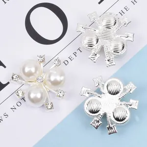 Drei elegante Blumen-Accessoires aus Silberlegierung mit Perlen und kleinen Strasssteinen