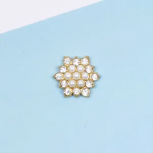 Goldener Schneeflocken-Anhänger mit weißen Perlen und Strasssteinen für DIY-Modeschmuck